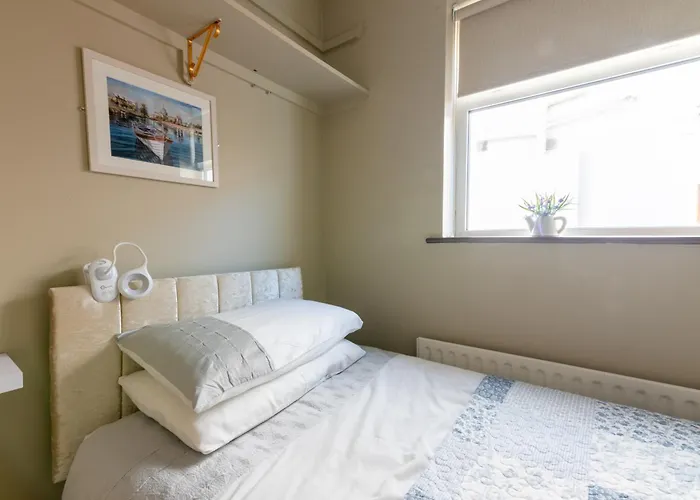 Avalon House Guest house *