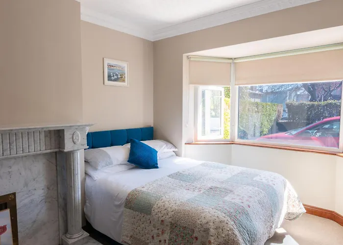 Avalon House Guest house *